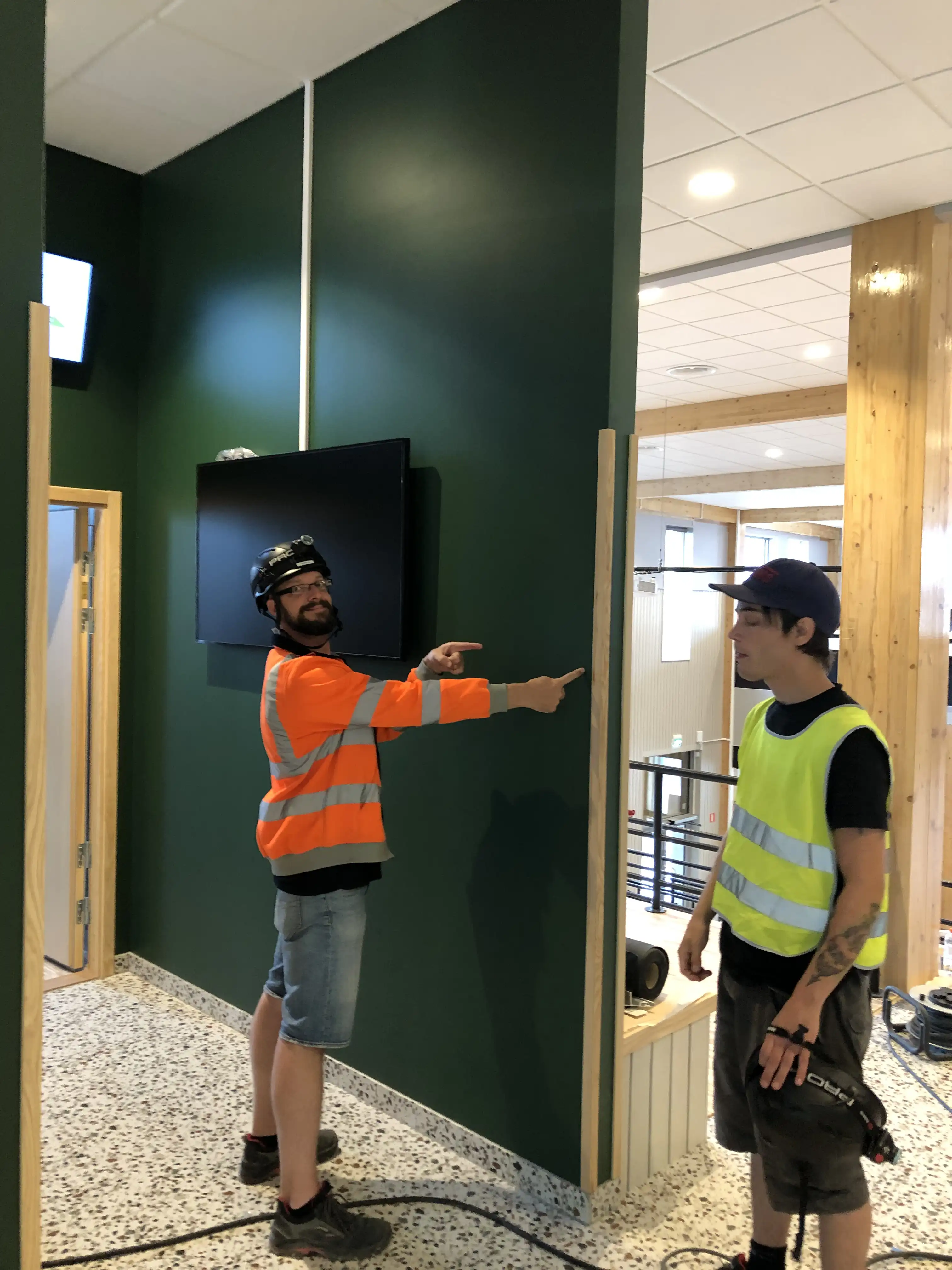 Informationsskärm i matsalen på Minnebergsskolan